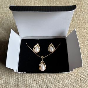VINTAGE (1996) AVON GOLDEN PEARLESQUE GIFT SET WITH CLIP ON EARRINGS
